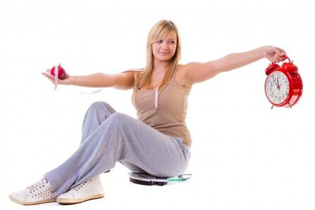 Arıqlamaq istəyən bir qız sağlam və bir rejimə görə yeyir