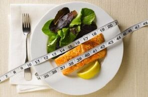 Protein pəhrizində kilo vermək üçün salat ilə balıq